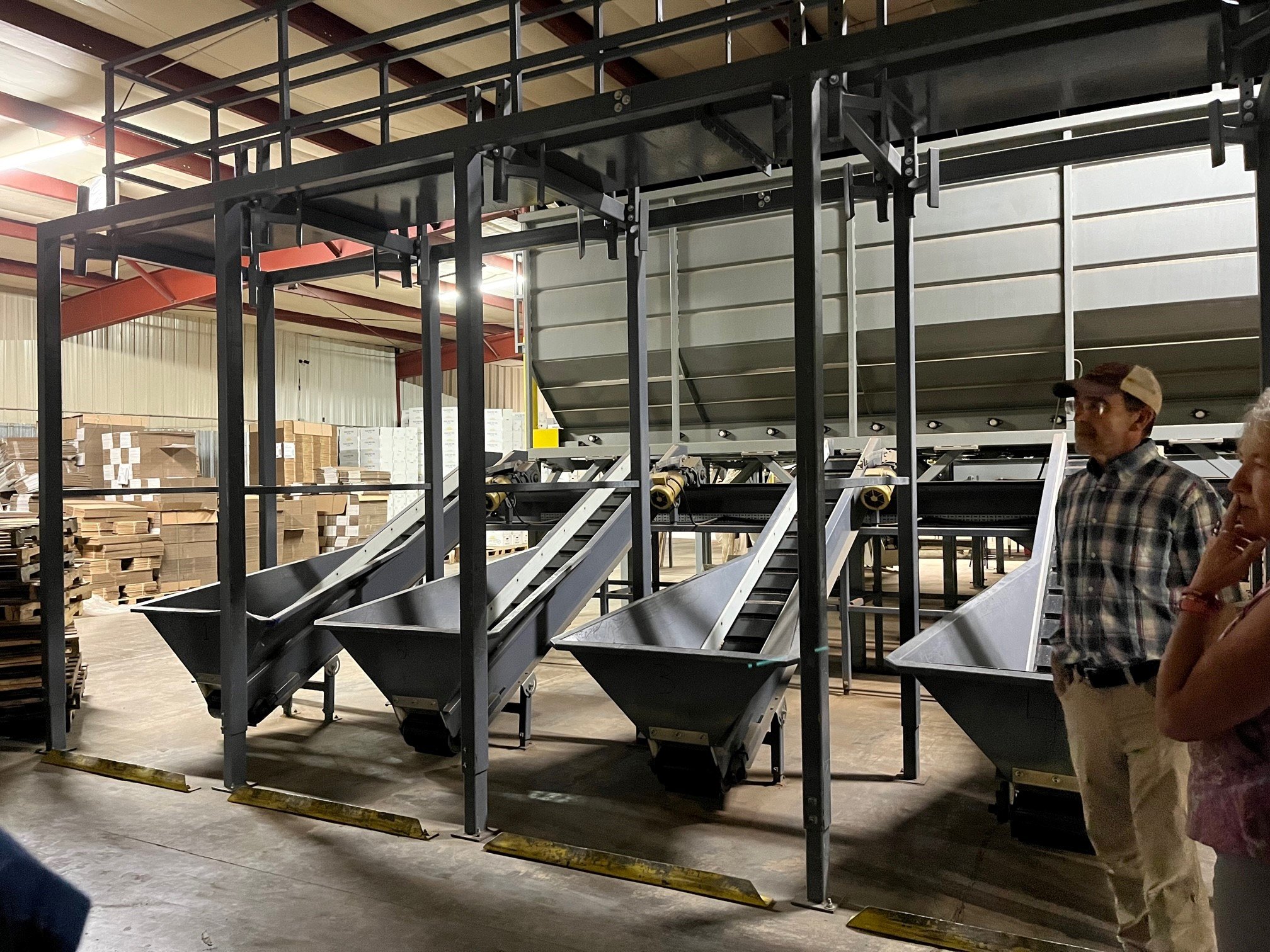   Recorrido por el almacén de Valley Roots Food Hub donde limpian y clasifican una gran cantidad de papas.   