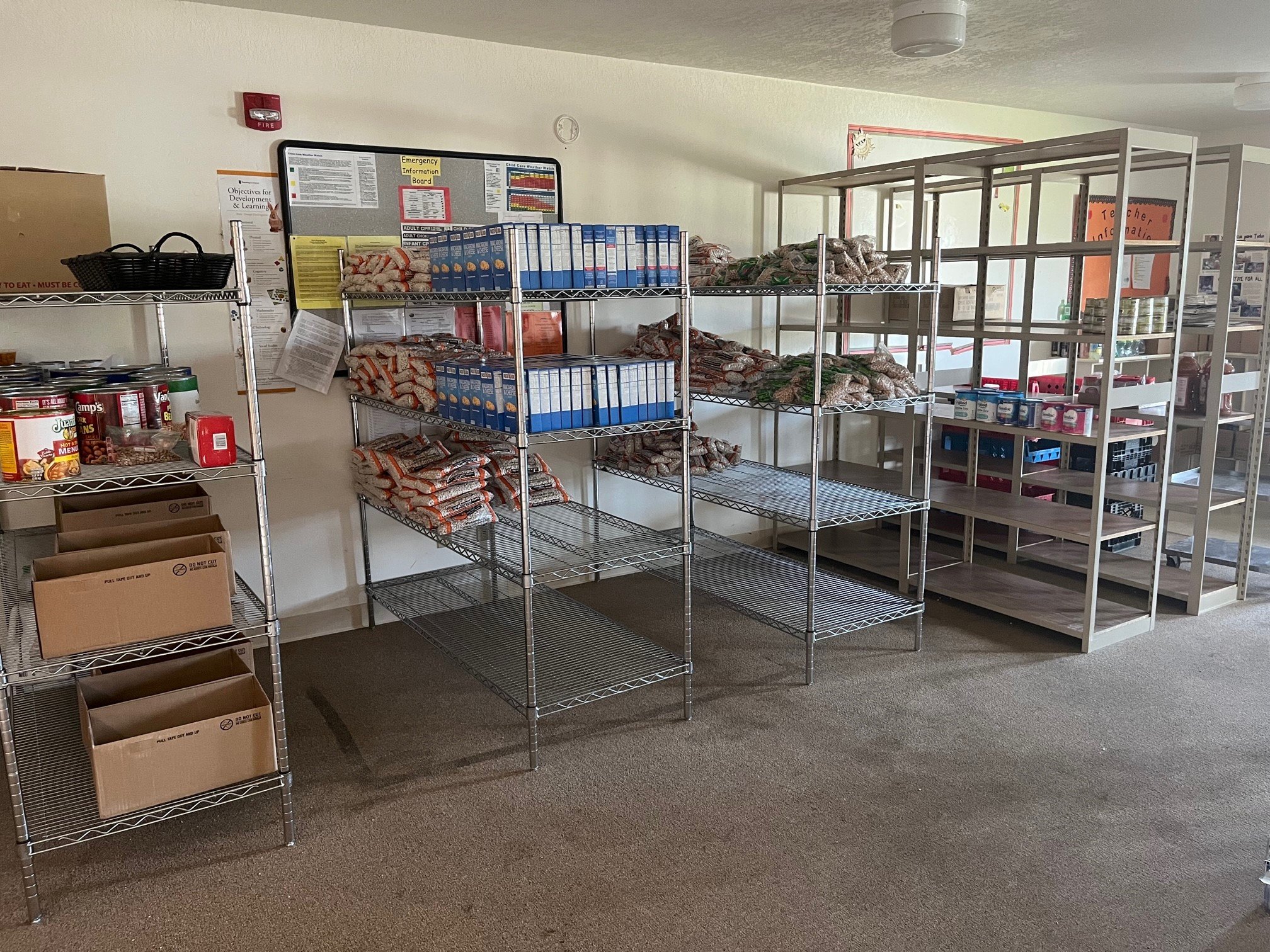   Algunos de los artículos de la despensa de alimentos disponibles en el San Luis People's Market.  